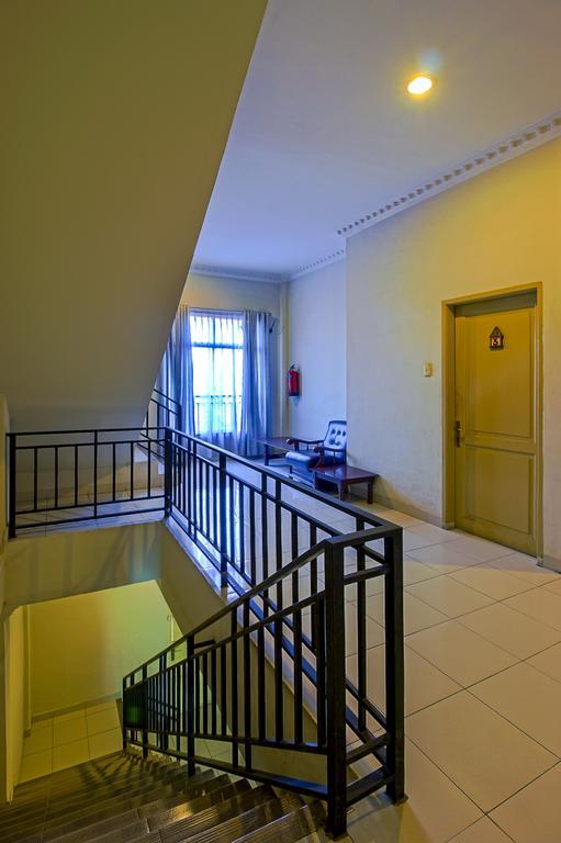 Hotel Carolina Transit Medan Exterior foto
