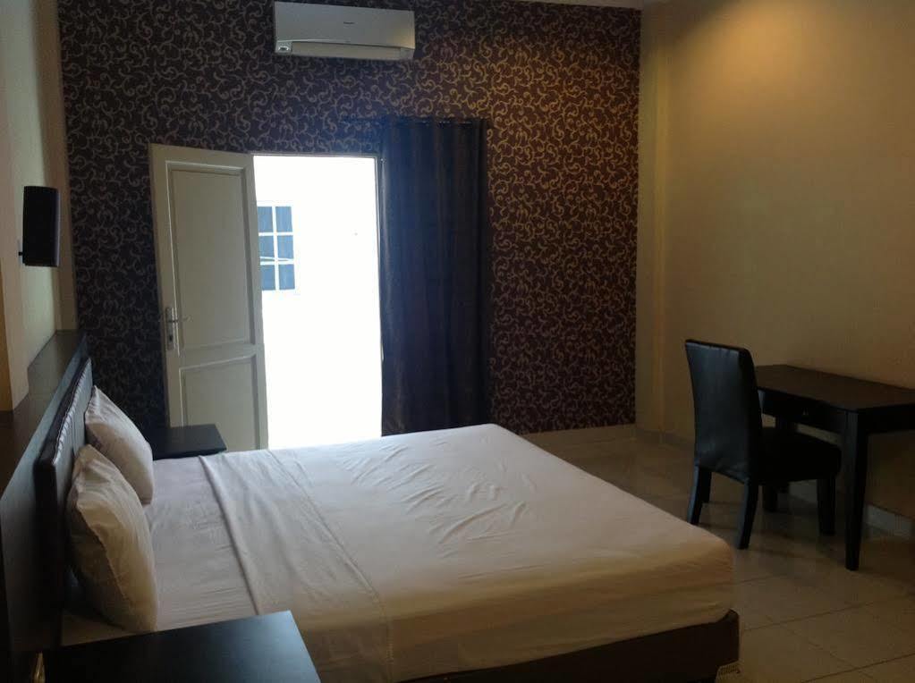 Hotel Carolina Transit Medan Exterior foto